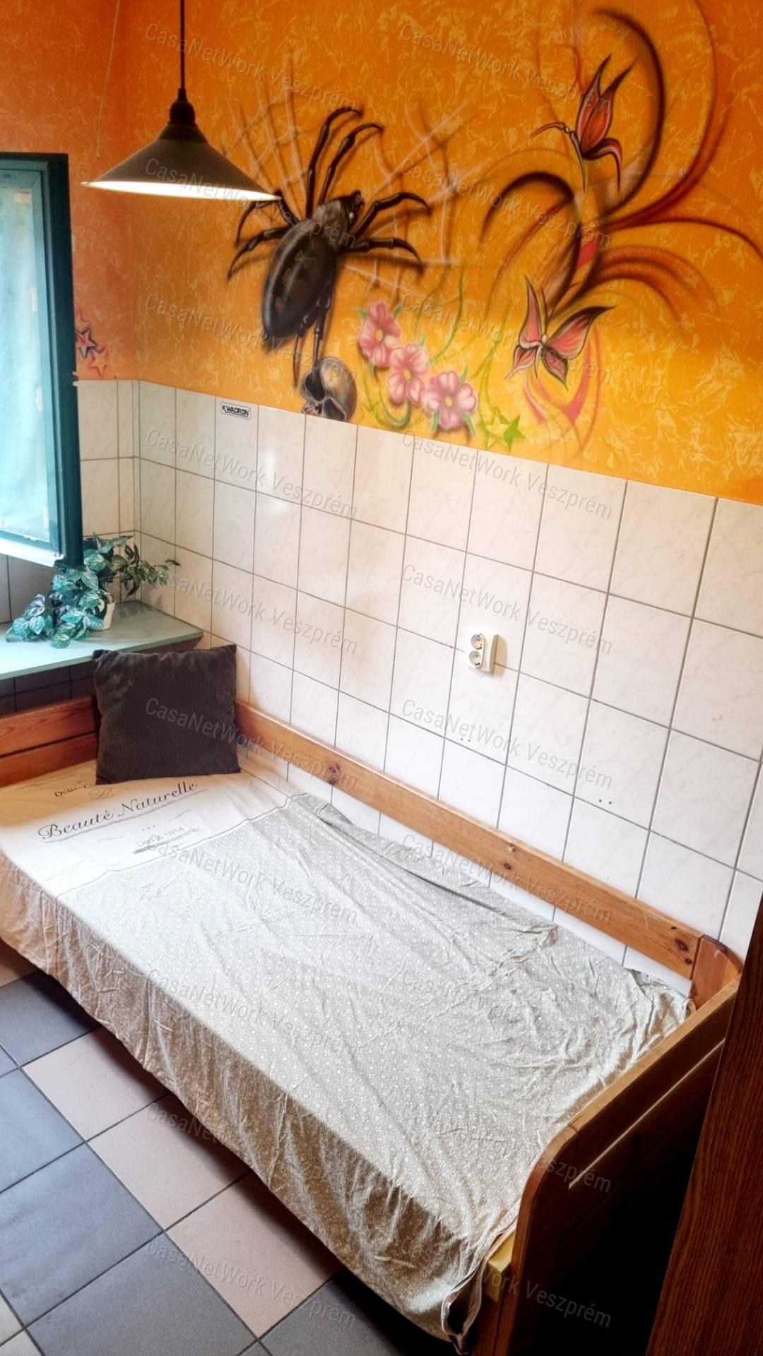 ELADÓ ÜZLETHELYISÉG ALSÓÖRSÖN!