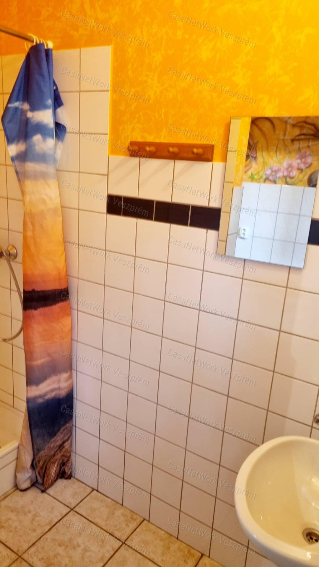 ELADÓ ÜZLETHELYISÉG ALSÓÖRSÖN!