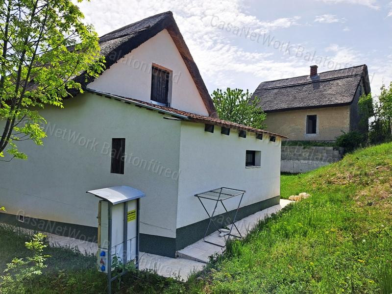 Kettő épület ,örökpanorámával-eladó MEZŐGAZDASÁGI TERÜLET VÁSZOLYBAN