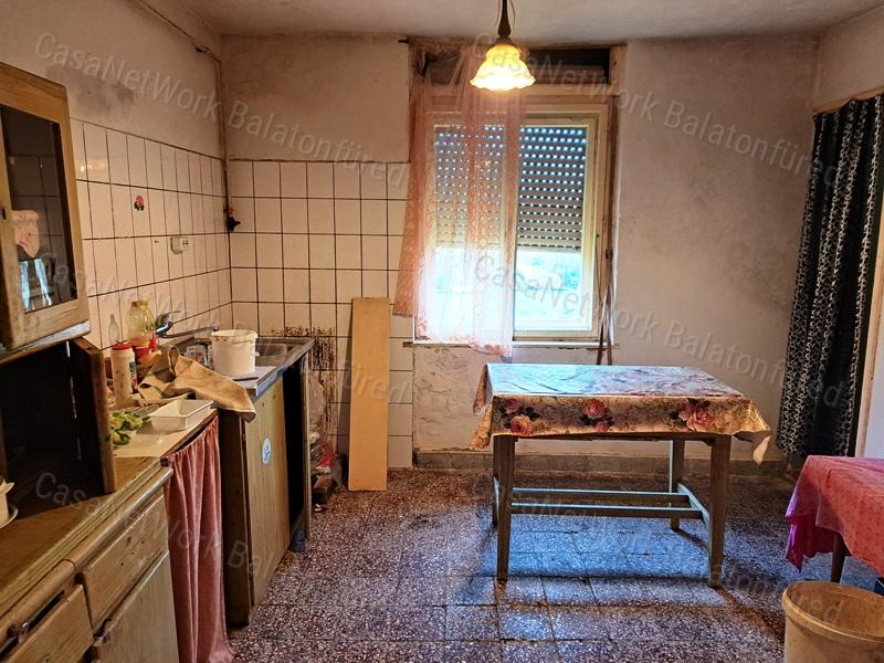 Felújítandó, központ közeli - eladó CSALÁDI HÁZ MENCSHELYEN