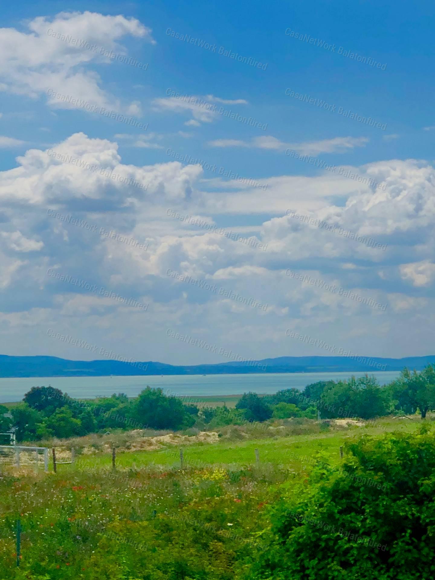 Reggeli kávé-esti borozgatás-csörgedező patak partján- Balatoni Panoráma