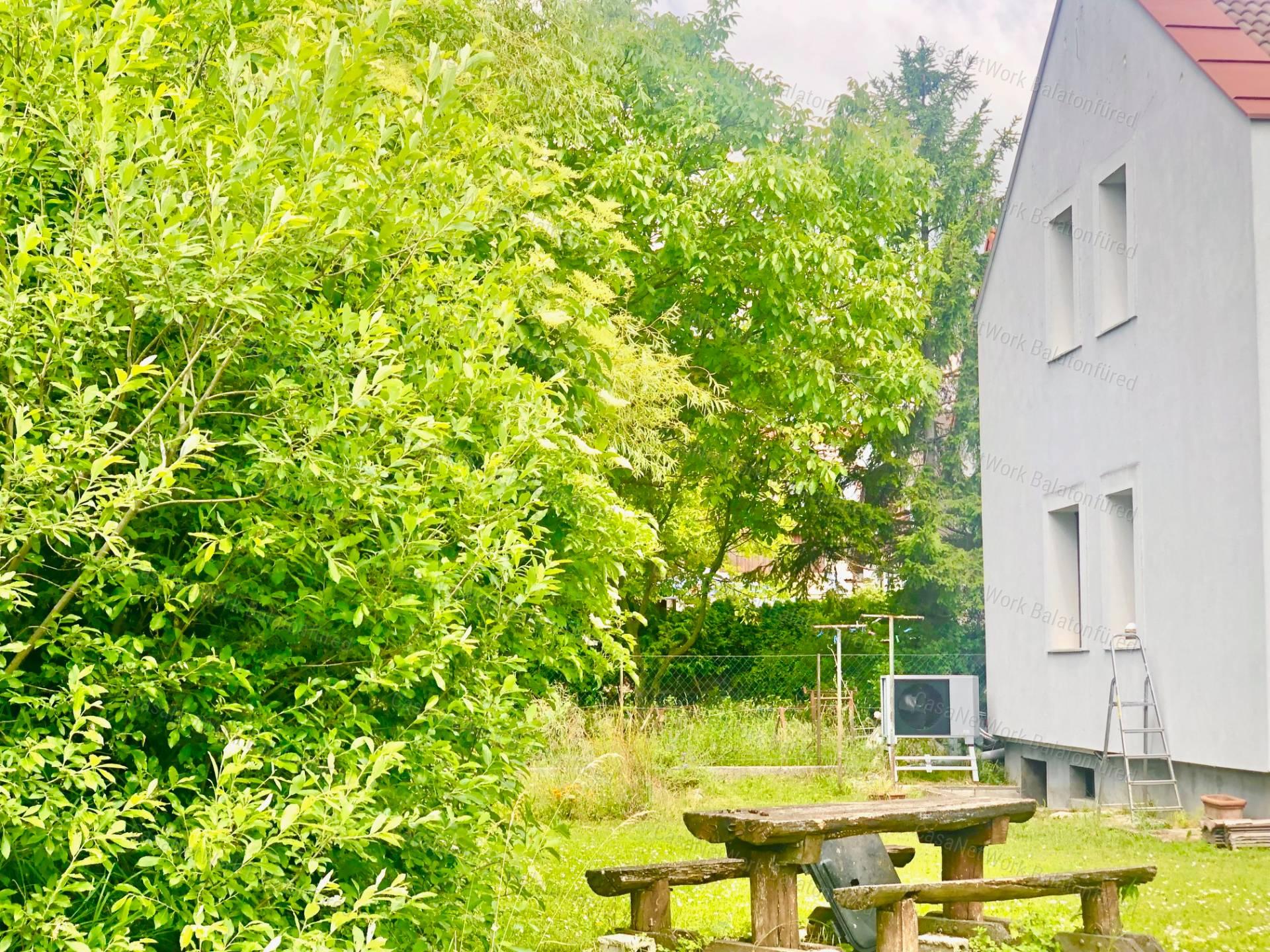 Reggeli kávé-esti borozgatás-csörgedező patak partján- Balatoni Panoráma