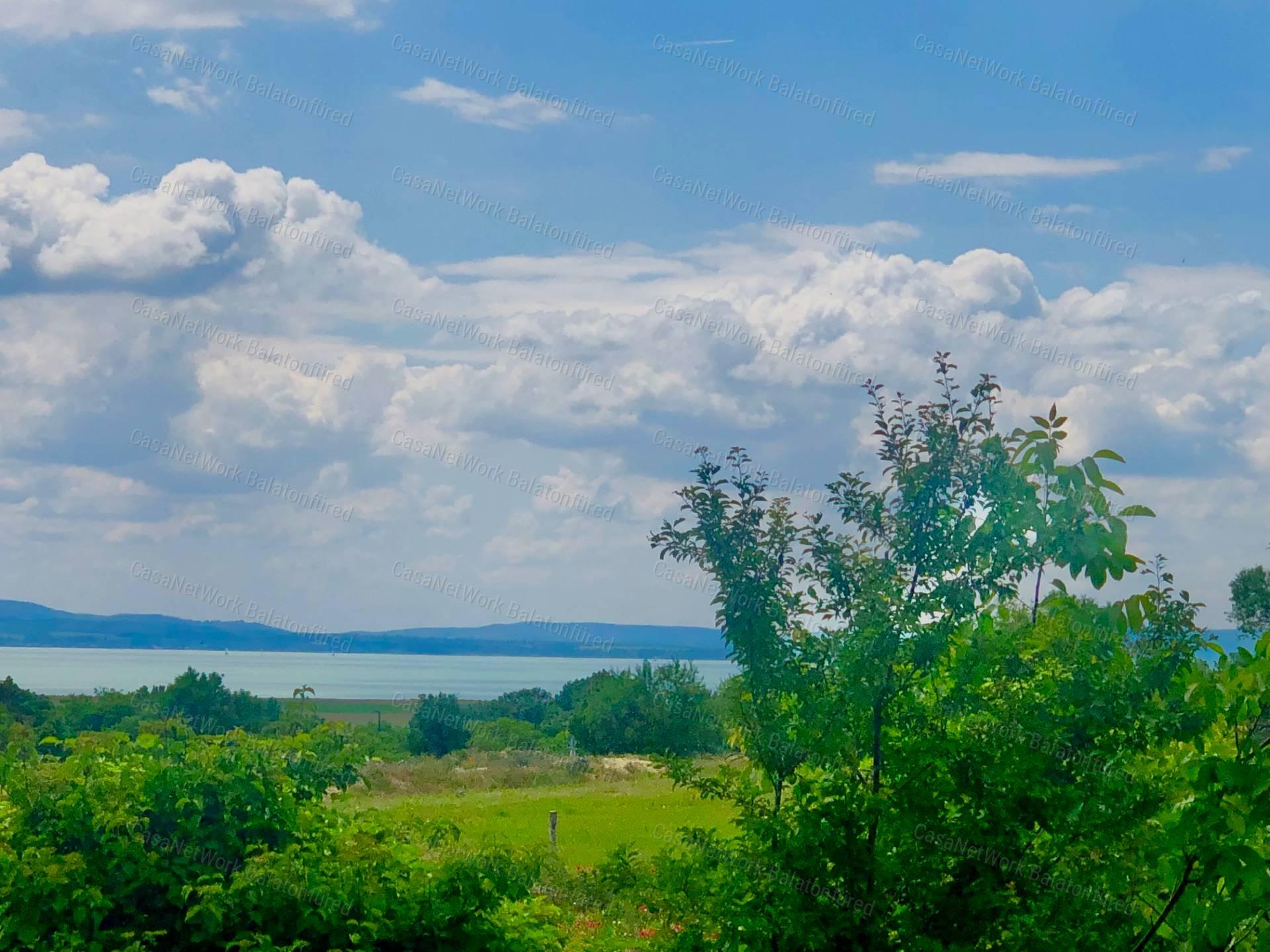 Reggeli kávé-esti borozgatás-csörgedező patak partján- Balatoni Panoráma