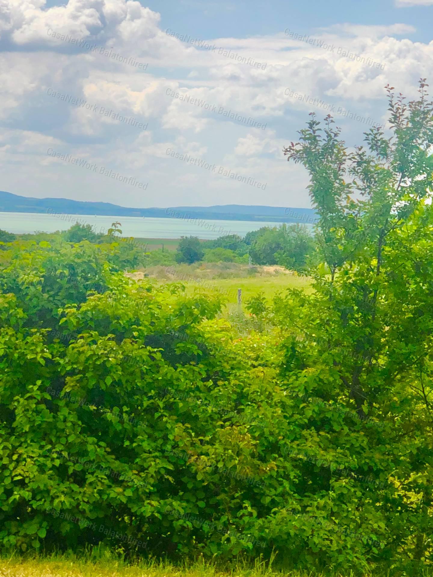 Reggeli kávé-esti borozgatás-csörgedező patak partján- Balatoni Panoráma