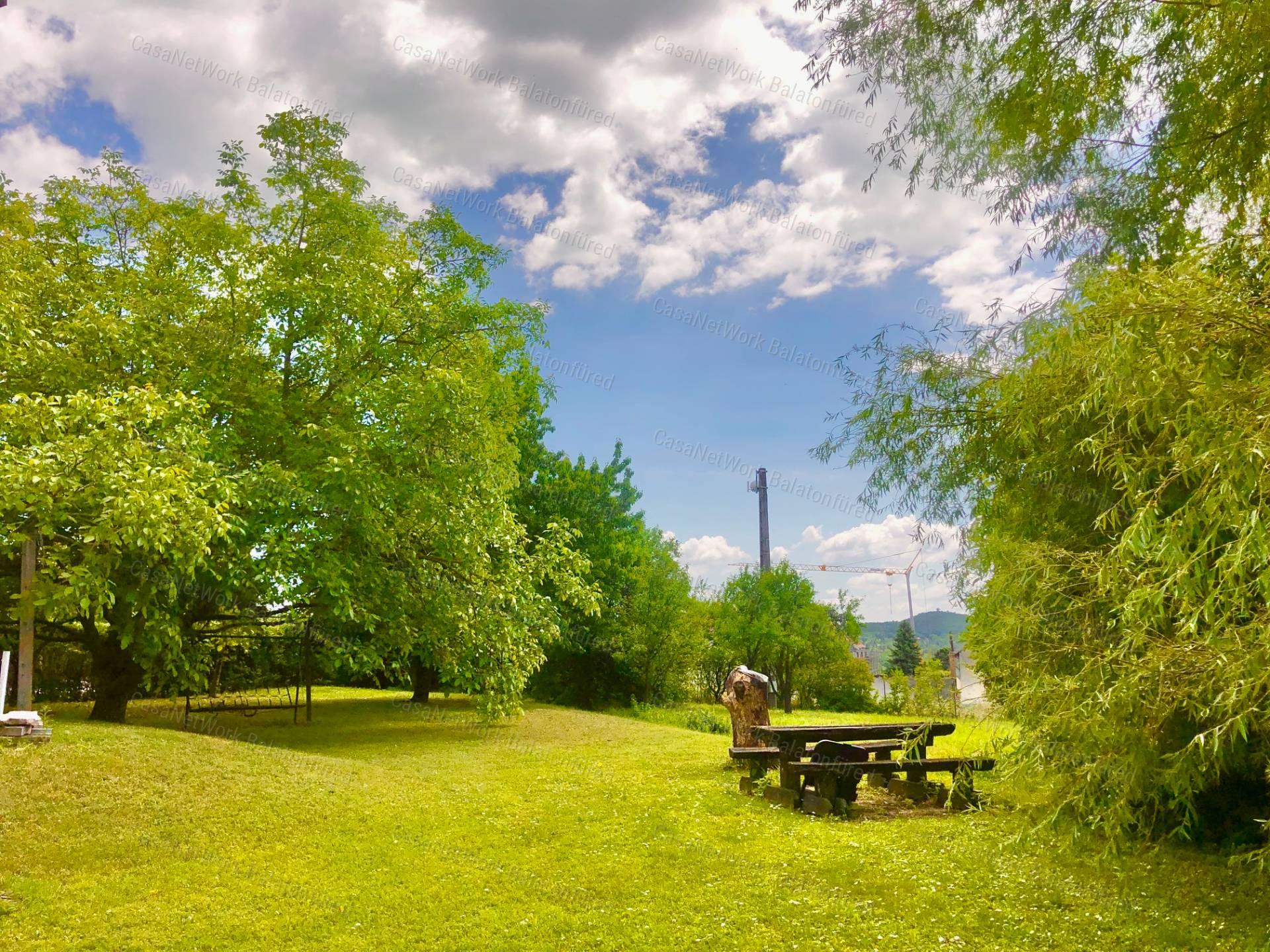 Reggeli kávé-esti borozgatás-csörgedező patak partján- Balatoni Panoráma