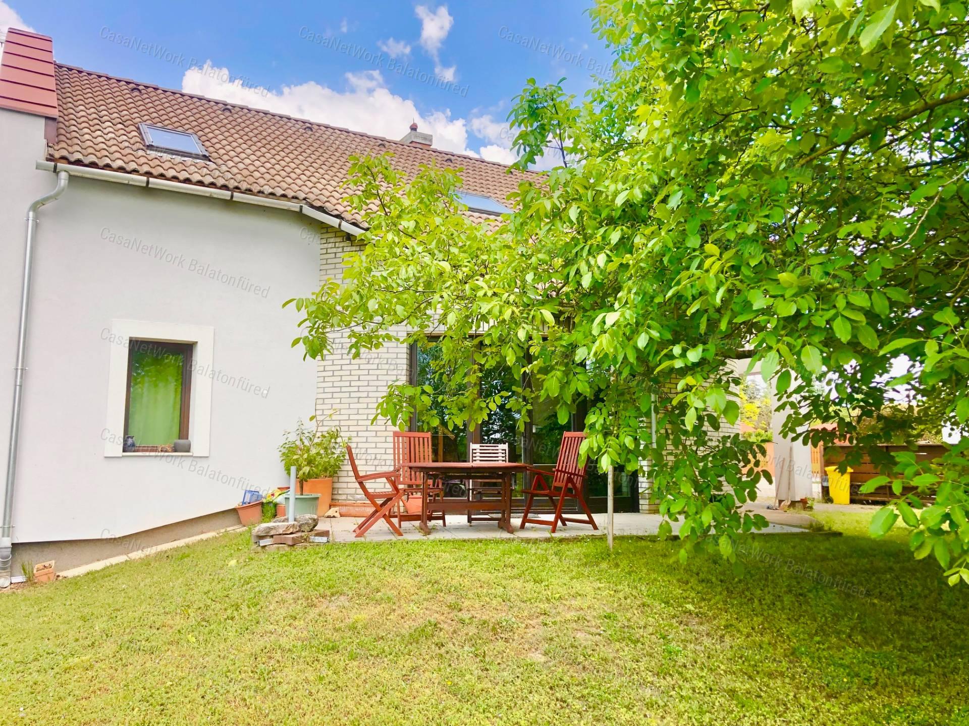 Reggeli kávé-esti borozgatás-csörgedező patak partján- Balatoni Panoráma