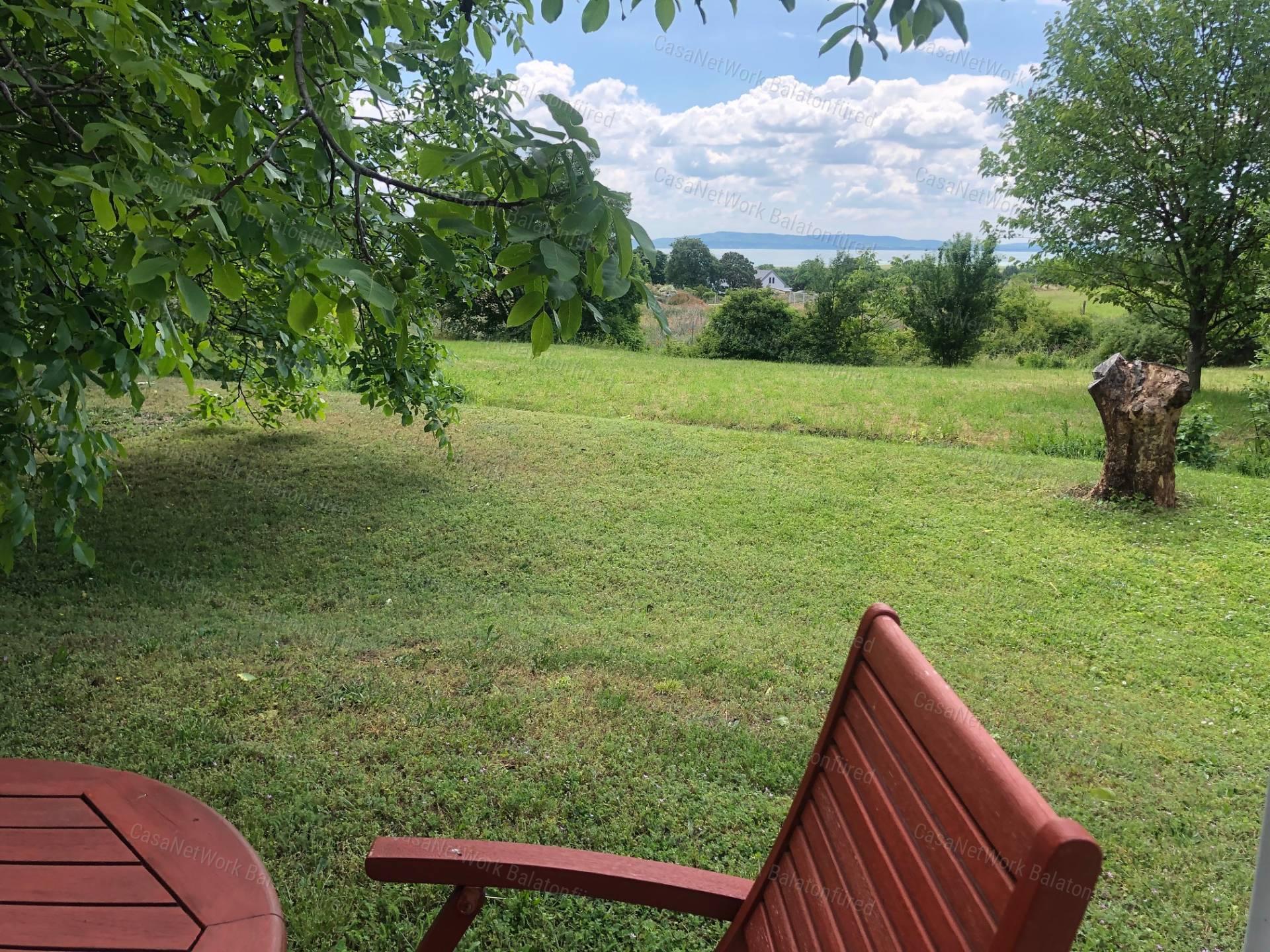 Reggeli kávé-esti borozgatás-csörgedező patak partján- Balatoni Panoráma