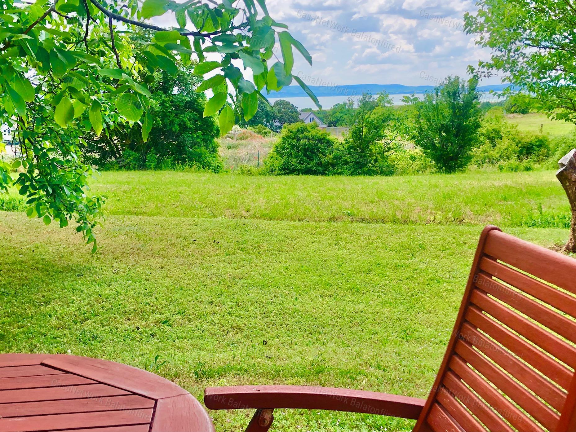 Reggeli kávé-esti borozgatás-csörgedező patak partján- Balatoni Panoráma