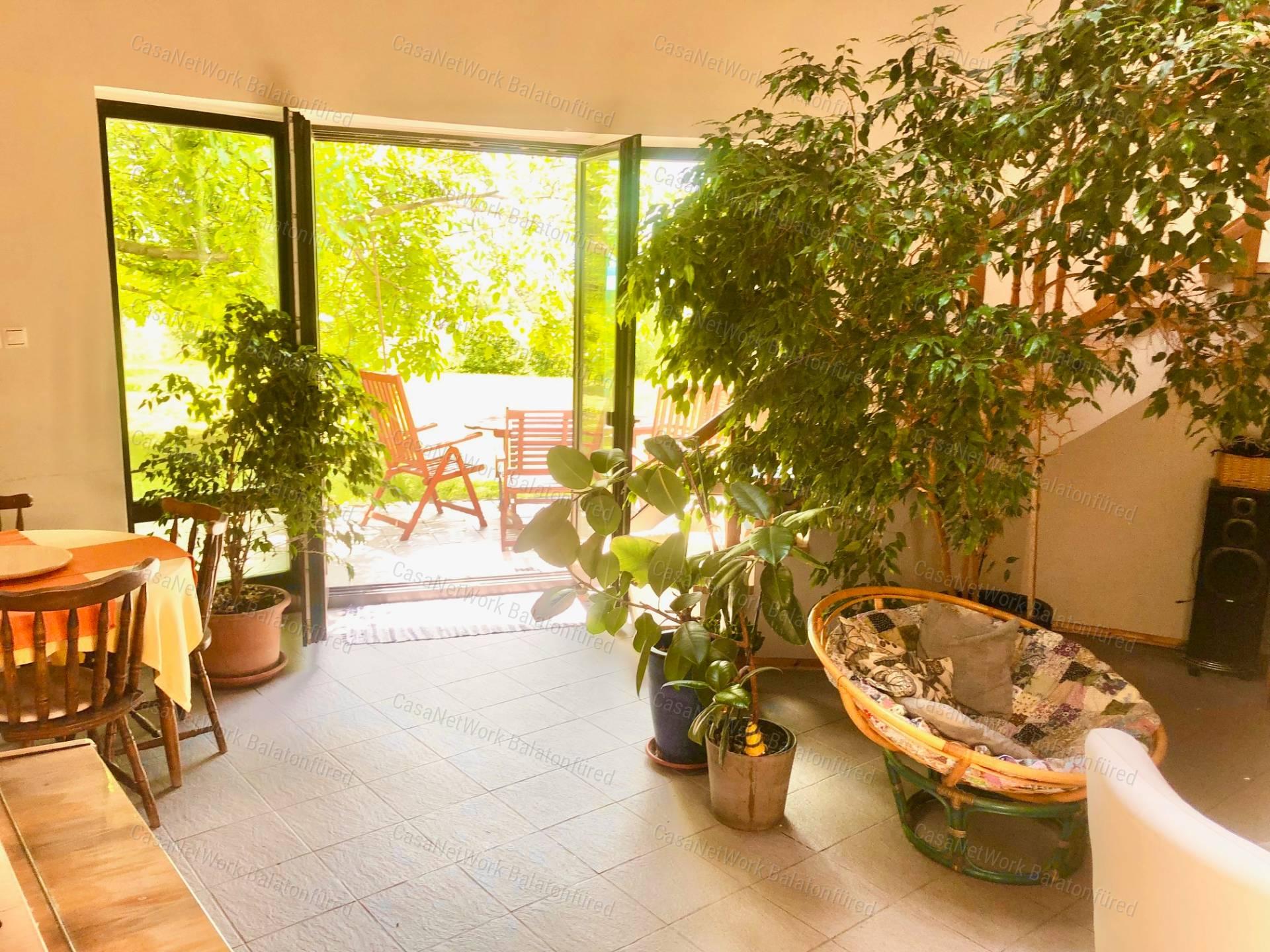 Reggeli kávé-esti borozgatás-csörgedező patak partján- Balatoni Panoráma