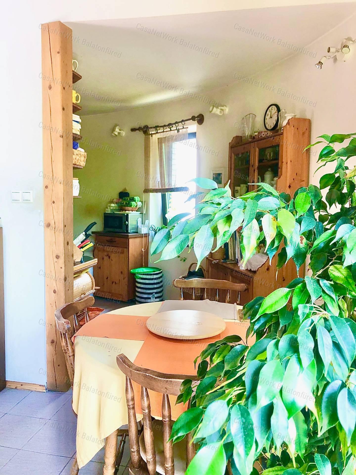 Reggeli kávé-esti borozgatás-csörgedező patak partján- Balatoni Panoráma