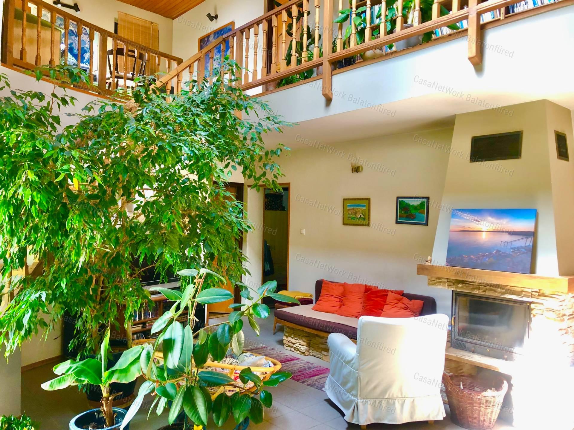 Reggeli kávé-esti borozgatás-csörgedező patak partján- Balatoni Panoráma