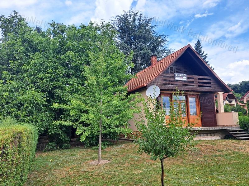 CSALÁDI HÁZNAK , NYARALÓNAK- eladó ÜDÜLŐ ÁBRAHÁMHEGYEN