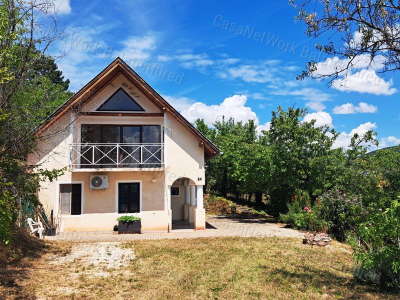 Részpanorámás,kedvező lokációban- eladó NYARALÓ CSOPAKON