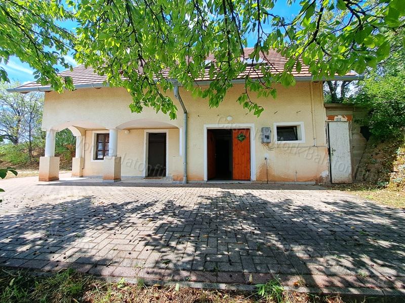 Részpanorámás,kedvező lokációban- eladó NYARALÓ CSOPAKON