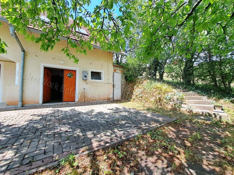 Részpanorámás,kedvező lokációban- eladó NYARALÓ CSOPAKON