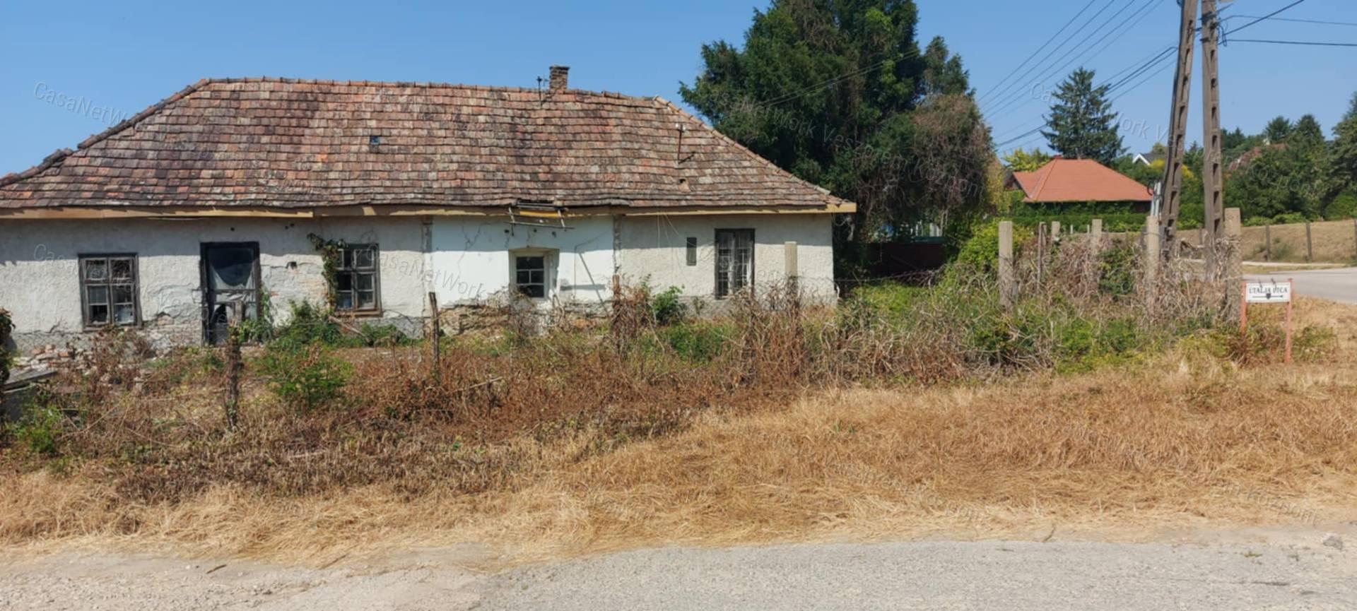 Eladó építési telek/felújítandó ház Balatonkenesén