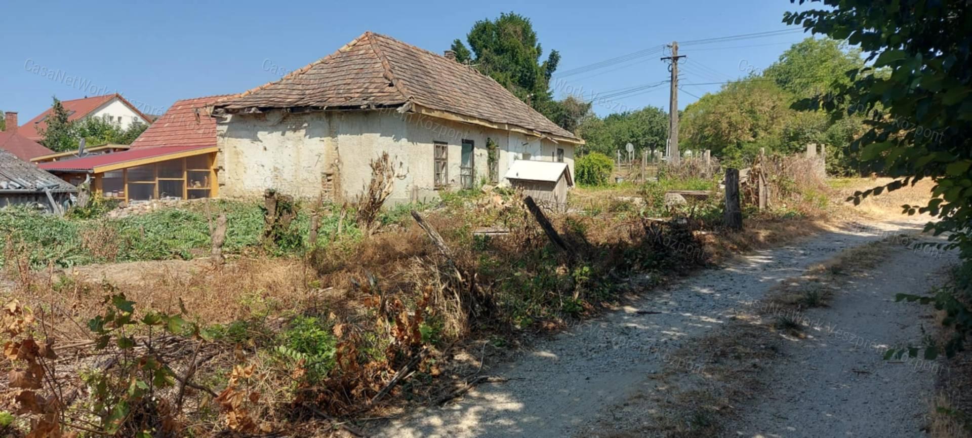 Eladó építési telek/felújítandó ház Balatonkenesén