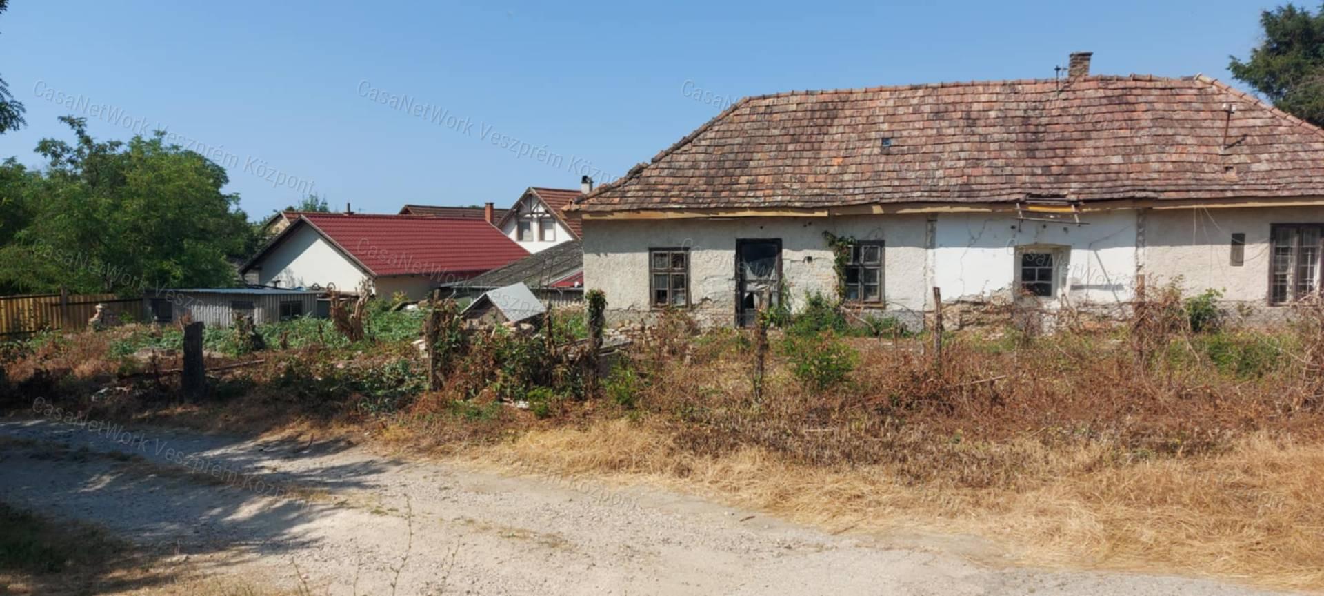 Eladó építési telek/felújítandó ház Balatonkenesén