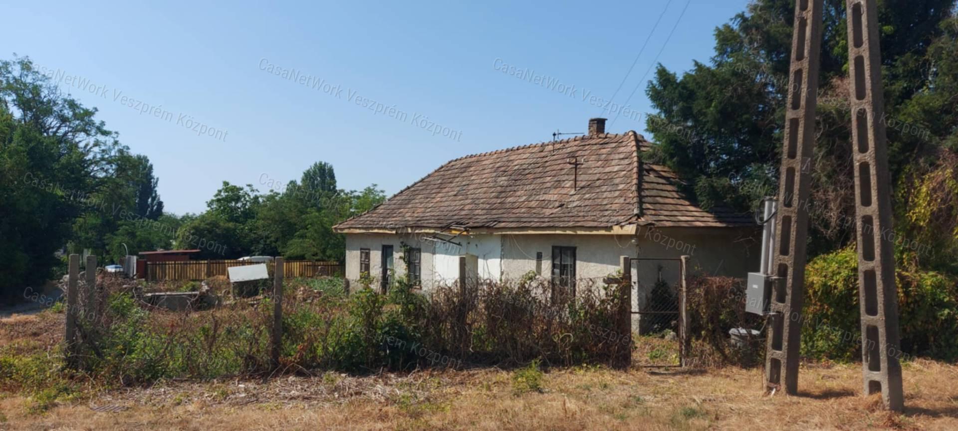 Eladó építési telek/felújítandó ház Balatonkenesén