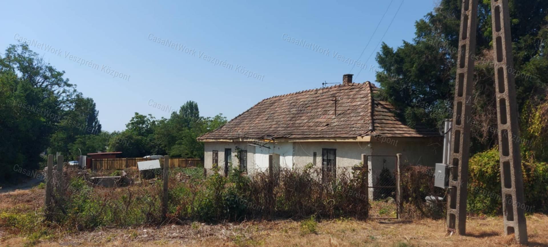 Eladó építési telek/felújítandó ház Balatonkenesén