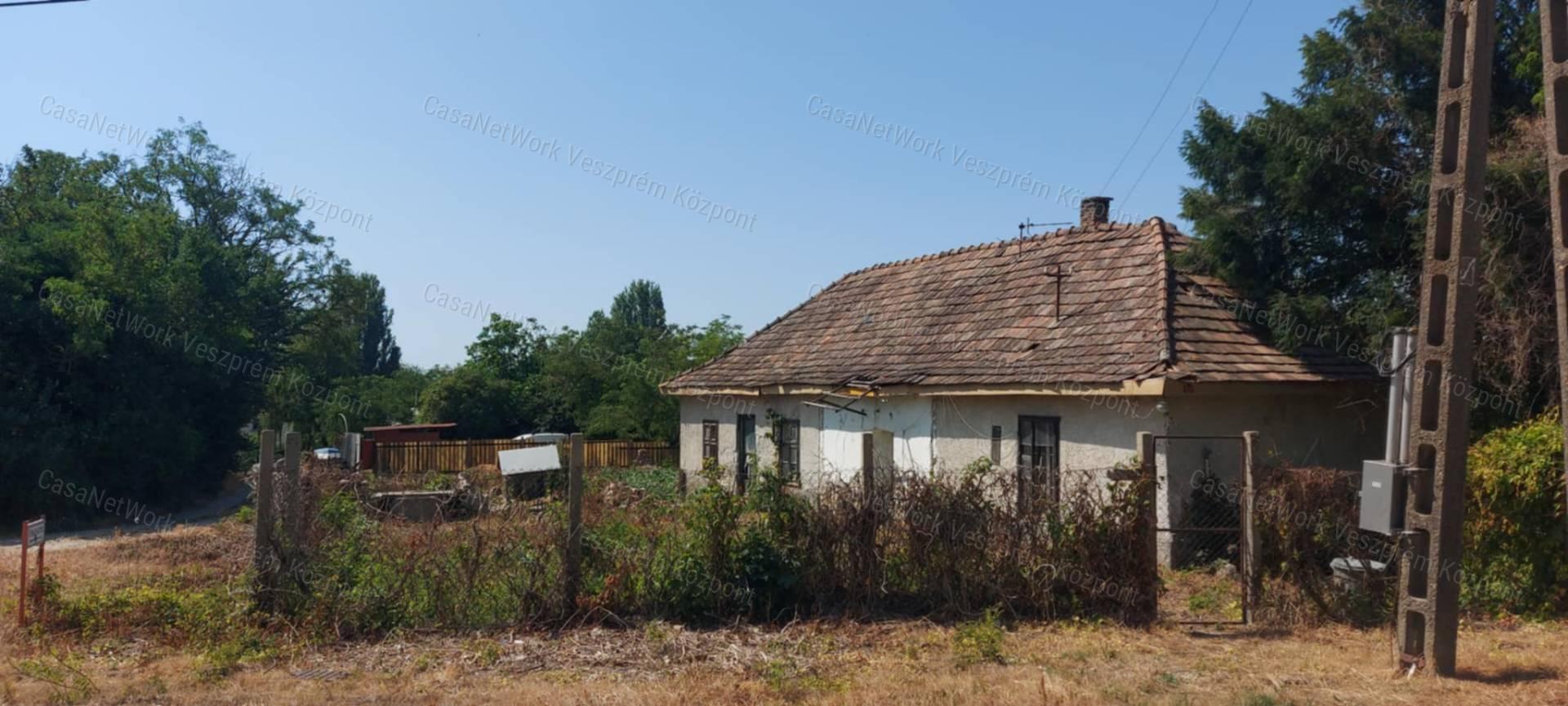 Eladó építési telek/felújítandó ház Balatonkenesén