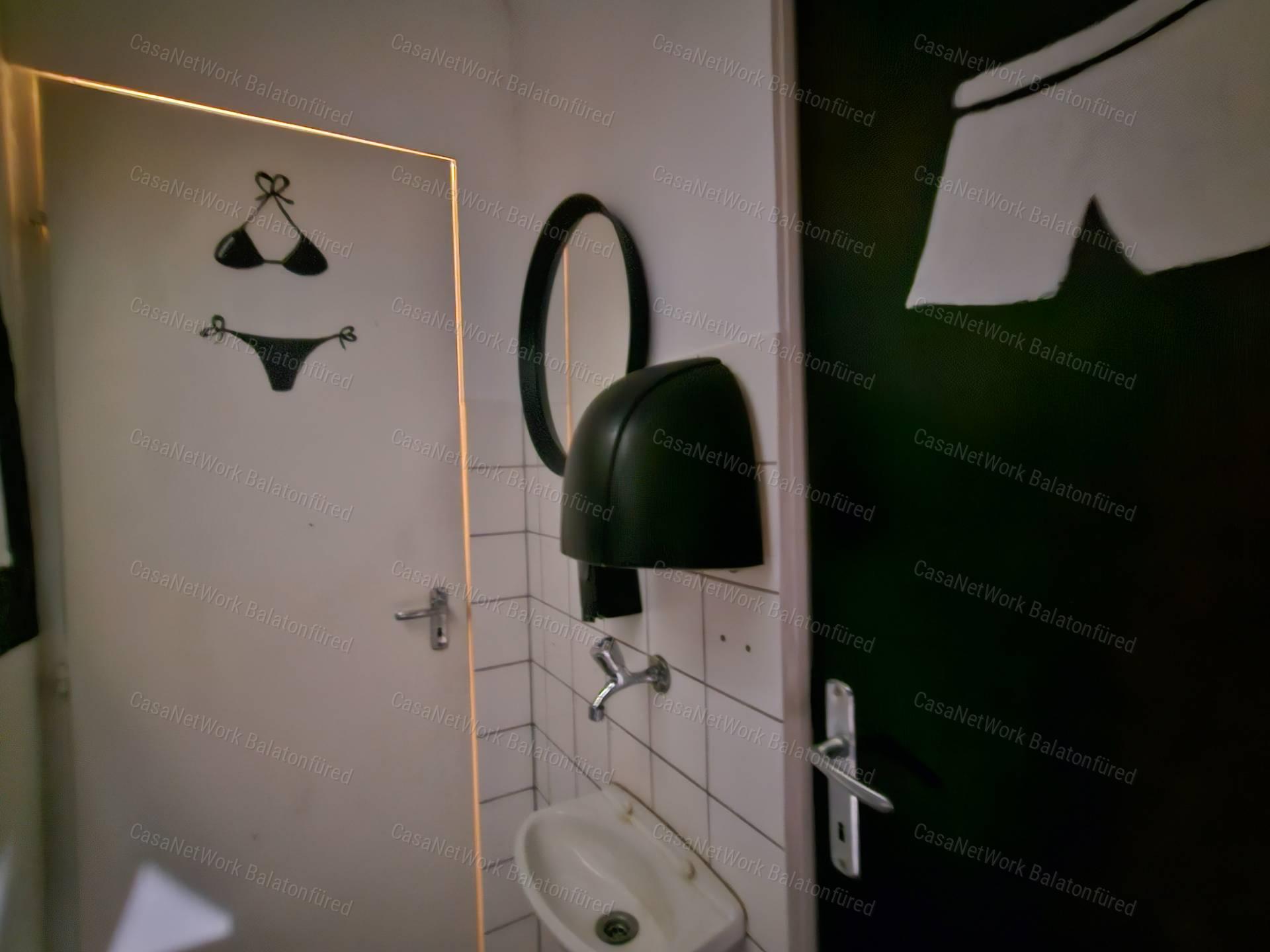 Eladó egy strandközeli vendéglátóipari egység  Csopakon