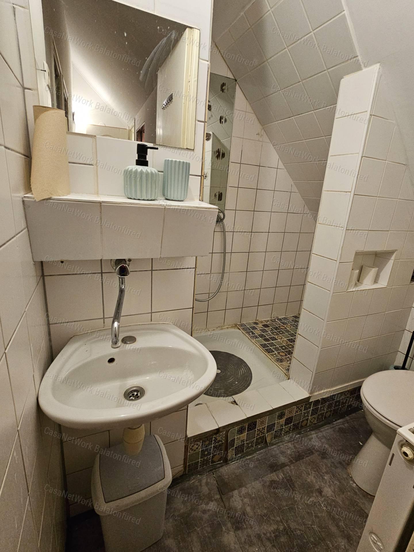Partközeli nyaraló eladó Csopakon