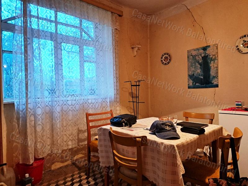 Kedvező áron és lokációban eladó CSALÁDI HÁZ KÖVESKÁLON