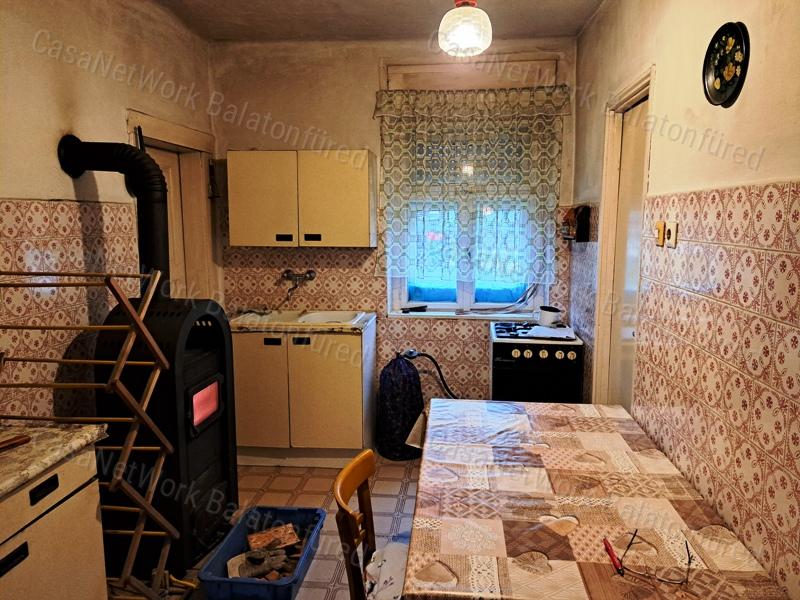 Kedvező áron és lokációban eladó CSALÁDI HÁZ KÖVESKÁLON