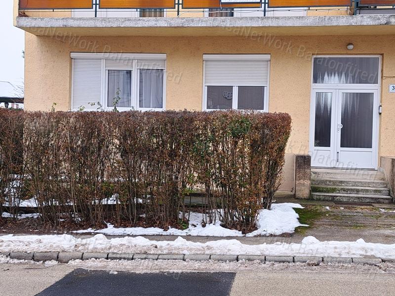 Központban, földszinten-eladó LAKÁS BALATONFÜREDEN