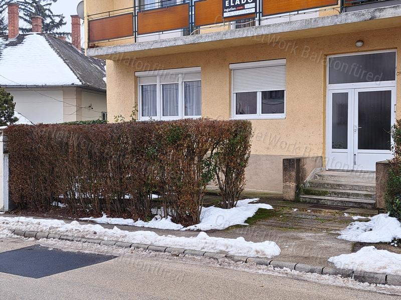 Központban, földszinten-eladó LAKÁS BALATONFÜREDEN