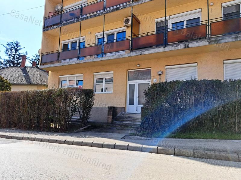 Központban, földszinten-eladó LAKÁS BALATONFÜREDEN
