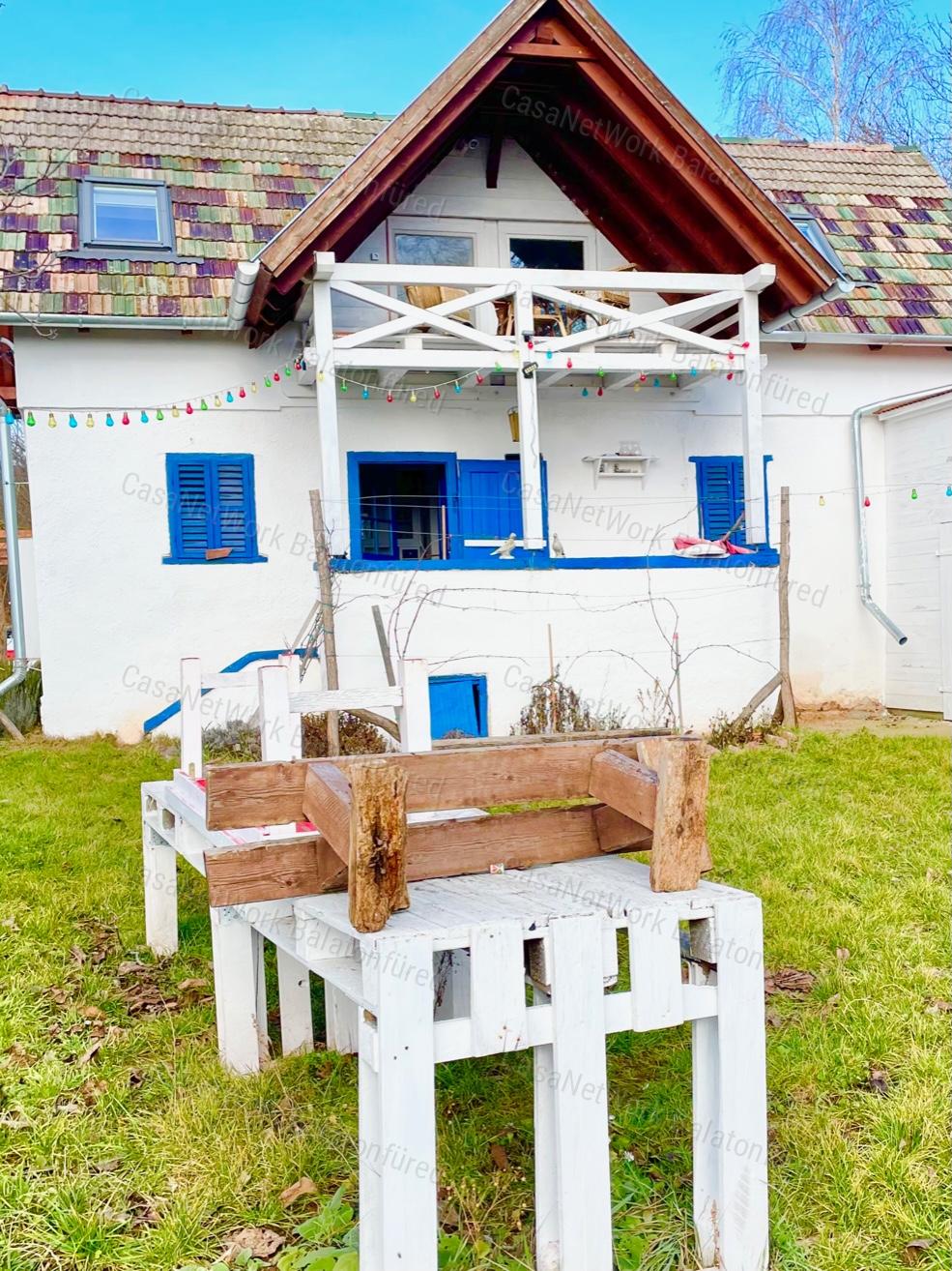 Részpanorámás, kőből épült nyaraló-nagy telekkel