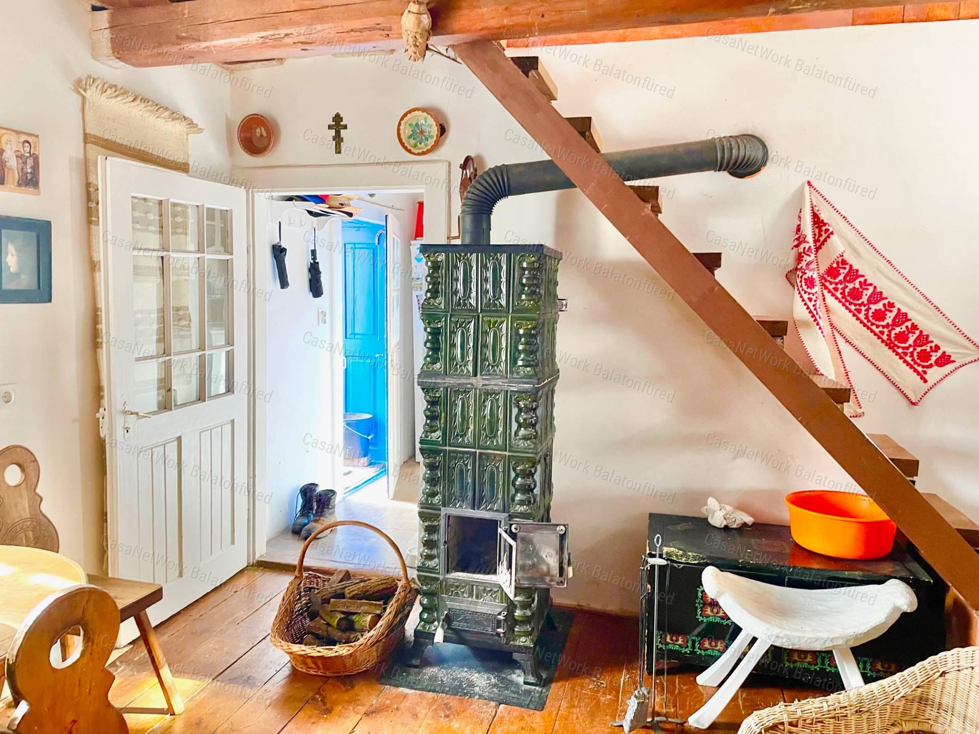 Részpanorámás, kőből épült nyaraló-nagy telekkel