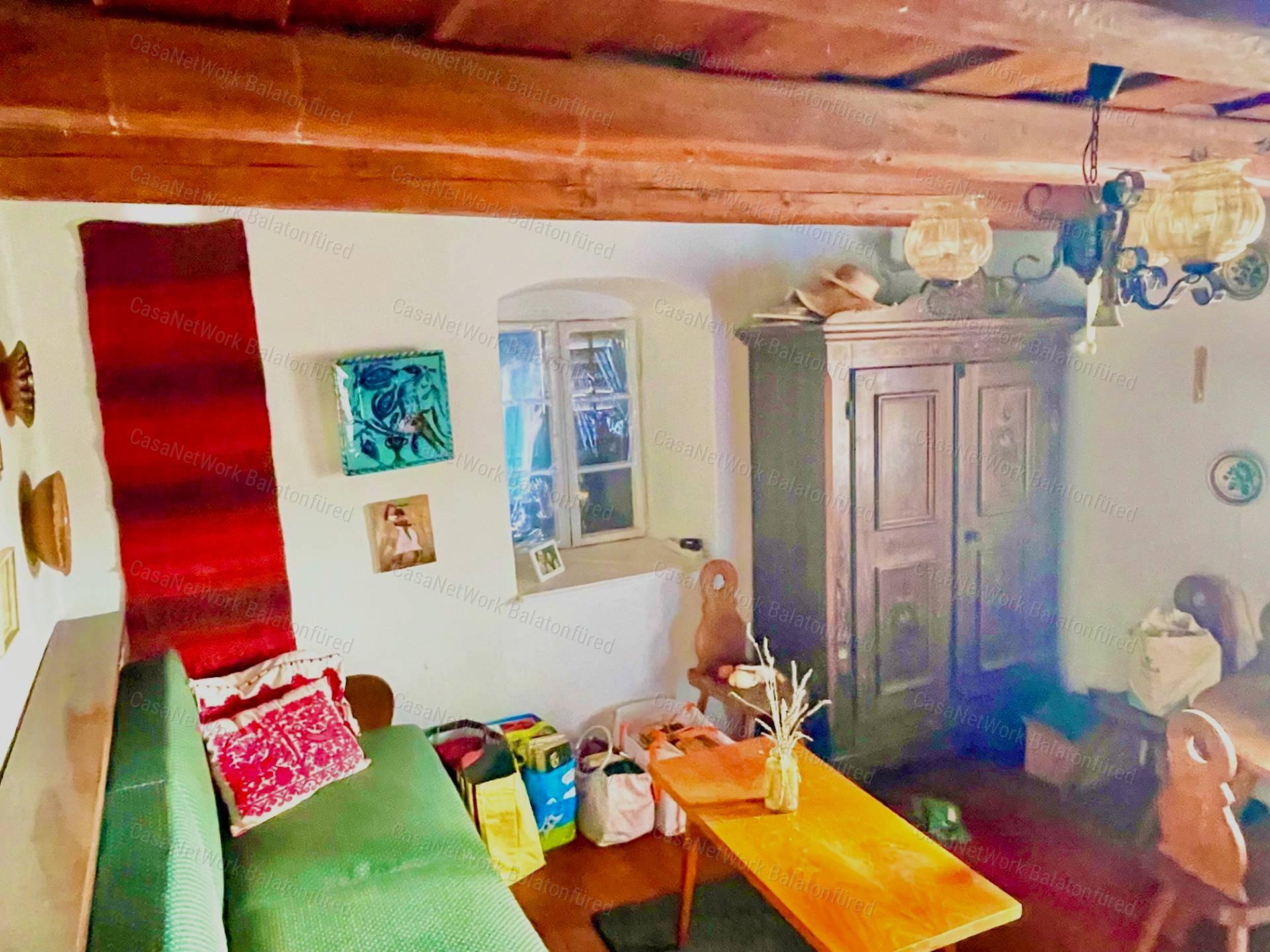 Részpanorámás, kőből épült nyaraló-nagy telekkel