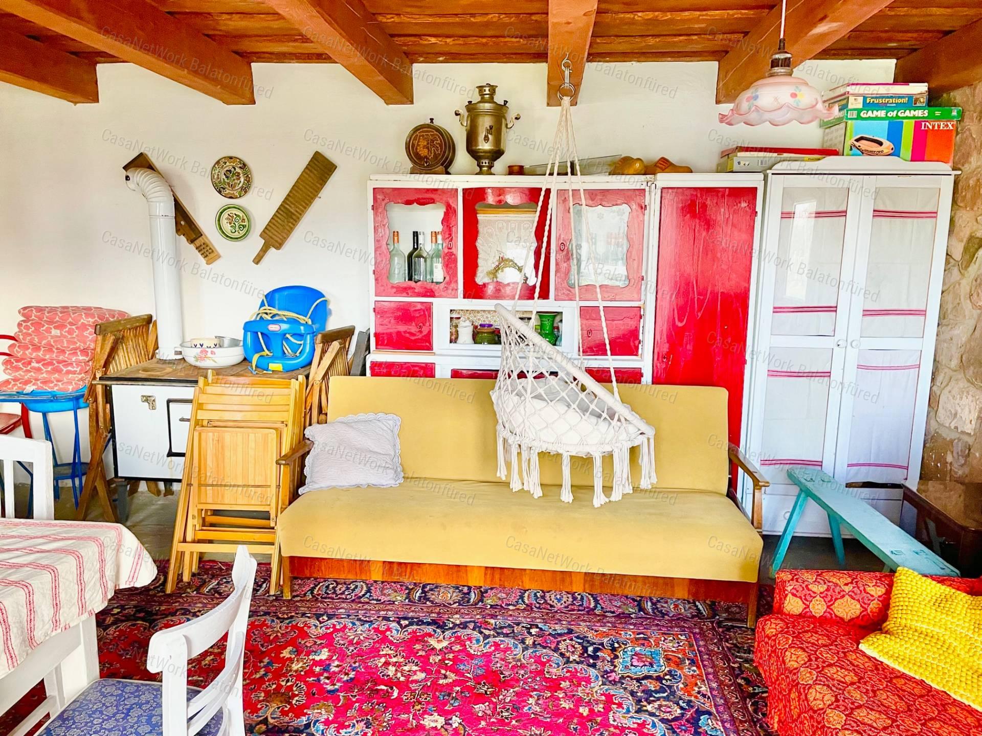 Részpanorámás, kőből épült nyaraló-nagy telekkel