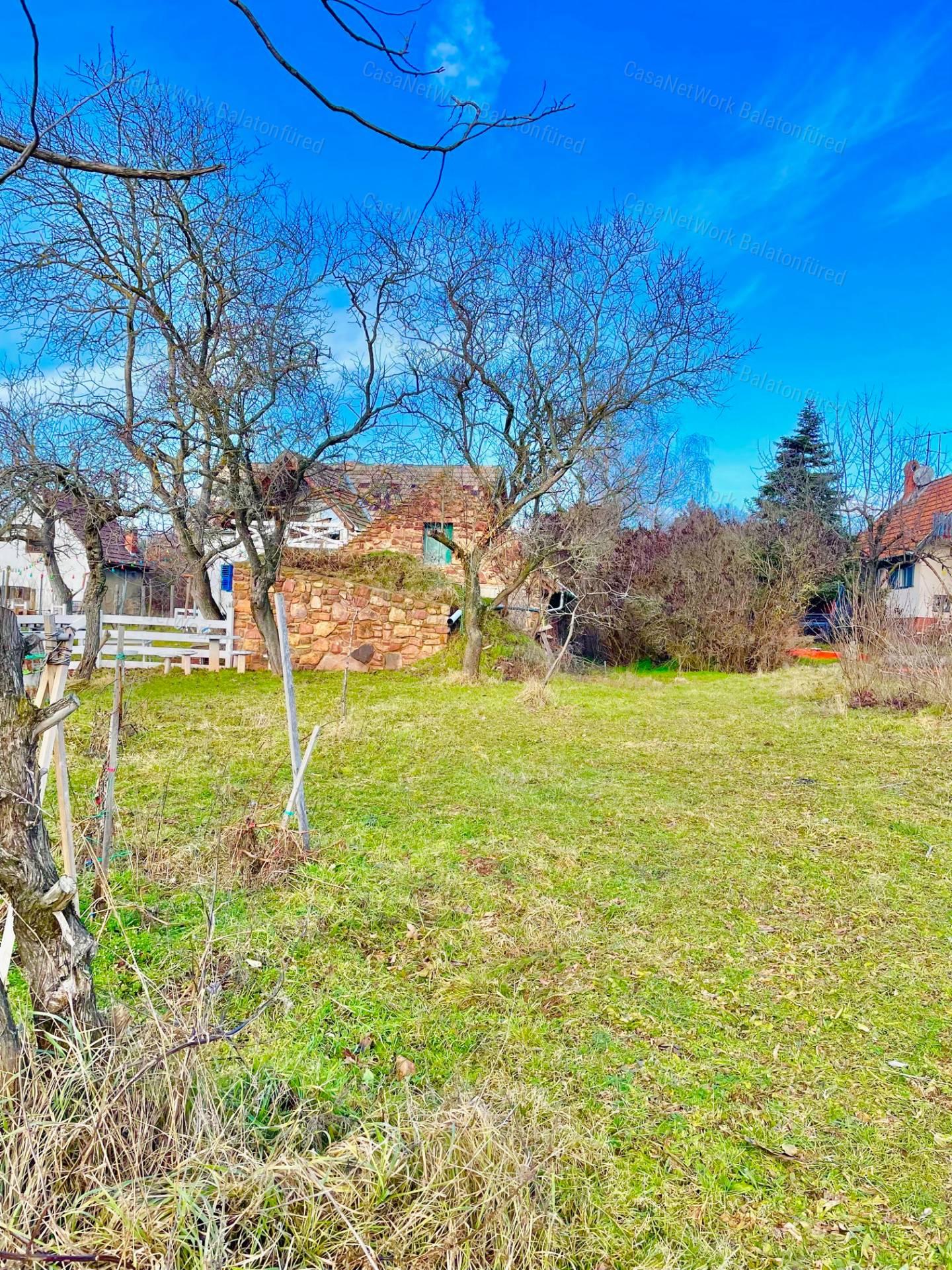 Részpanorámás, kőből épült nyaraló-nagy telekkel