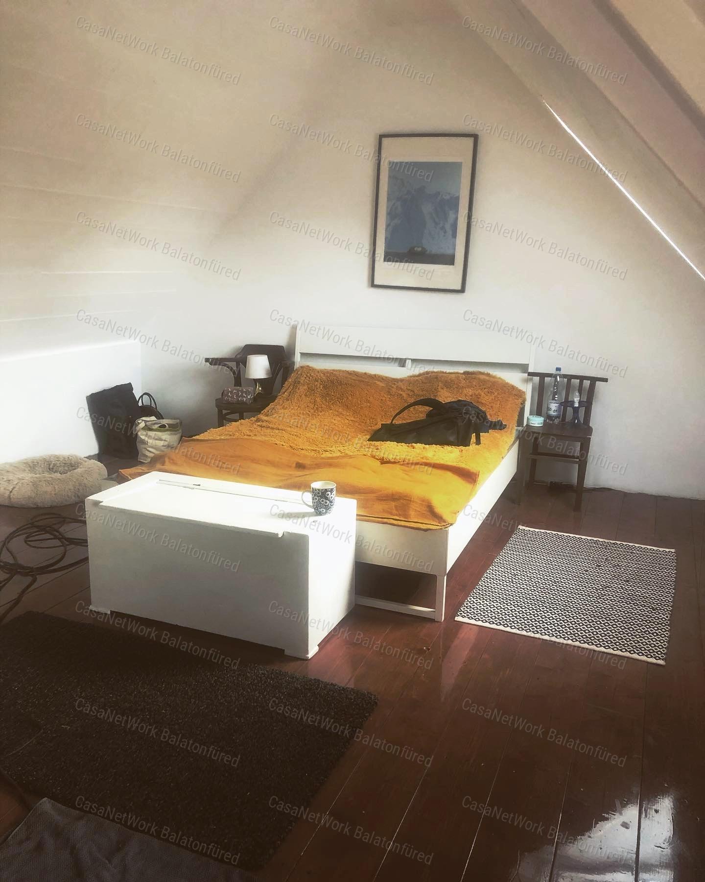 Részpanorámás, kőből épült nyaraló-nagy telekkel