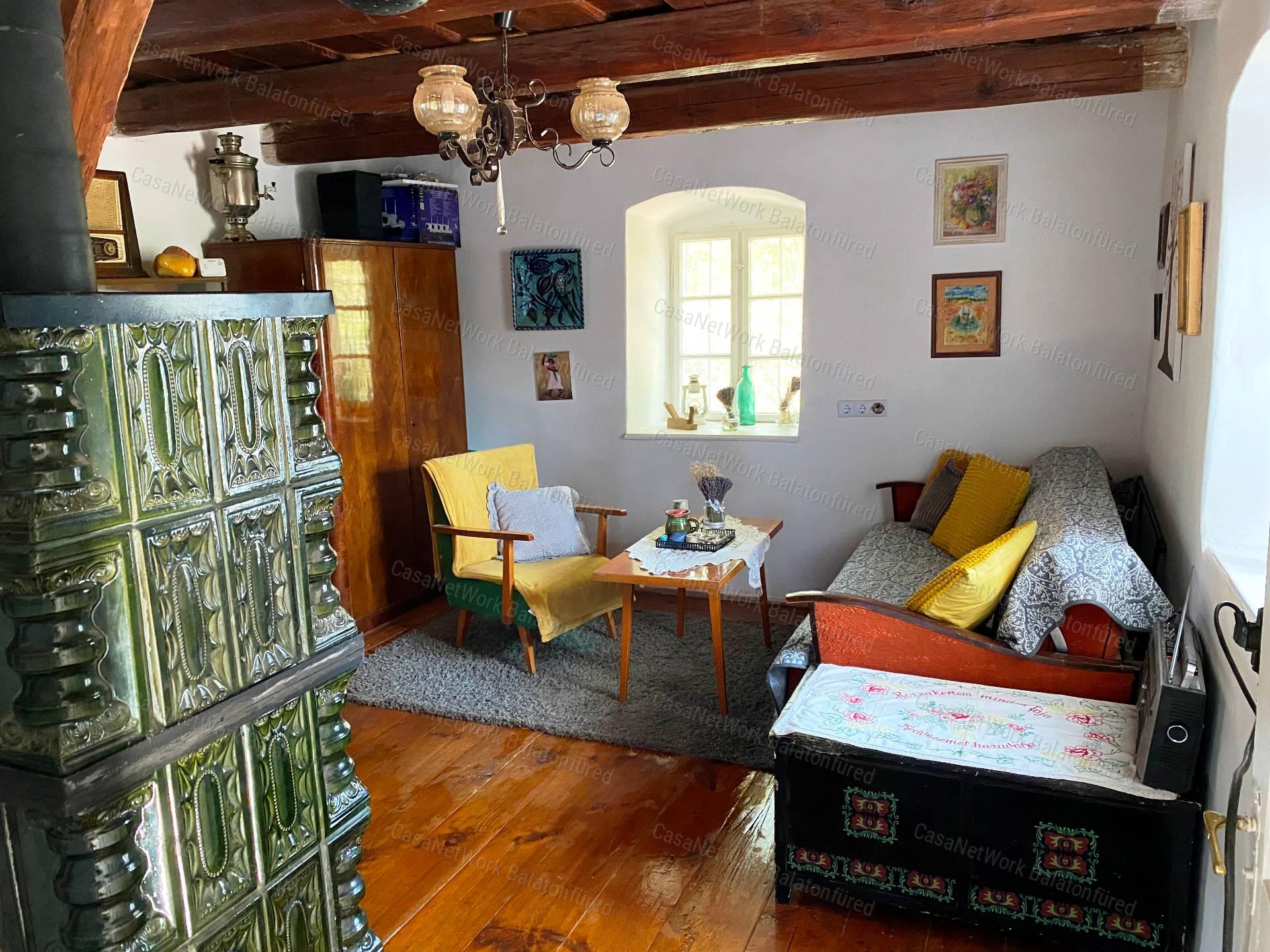 Részpanorámás, kőből épült nyaraló-nagy telekkel