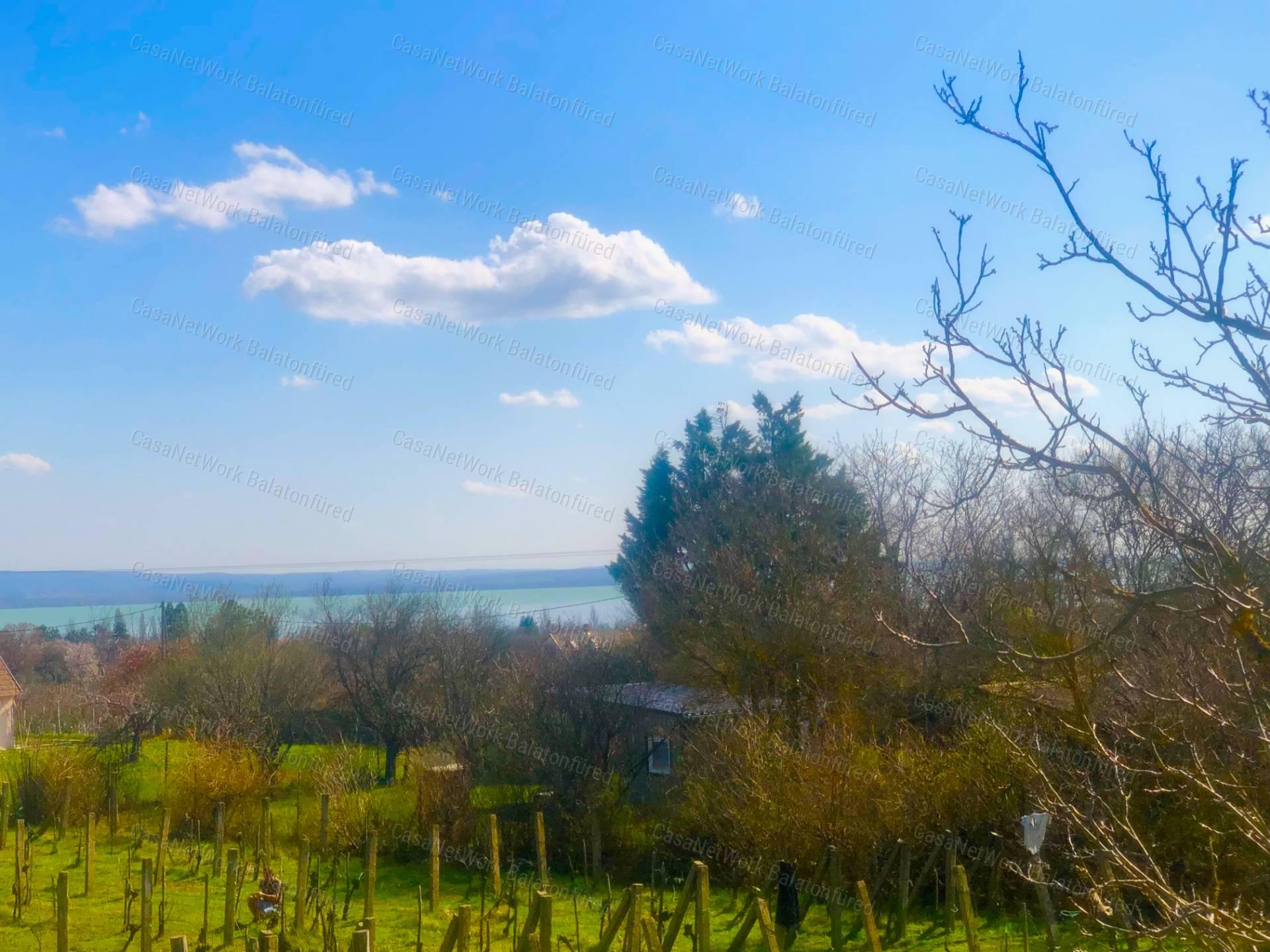 Részpanorámás, kőből épült nyaraló-nagy telekkel