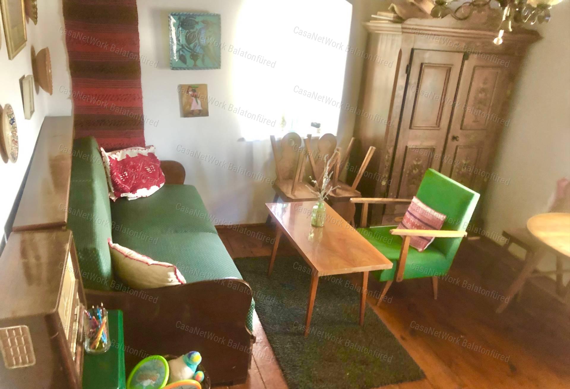 Részpanorámás, kőből épült nyaraló-nagy telekkel