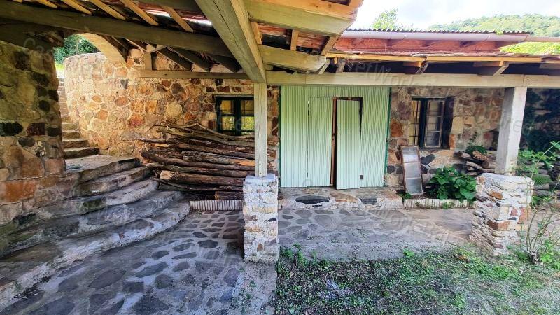 Nagyméretű épülettel, erdőszéli GAZDASÁGI ÉPÜLET KÁPTALANTÓTIBAN