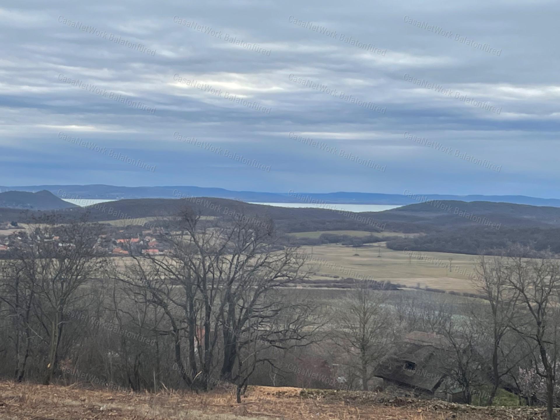 Balatonszőlősön panorámás telek eladó