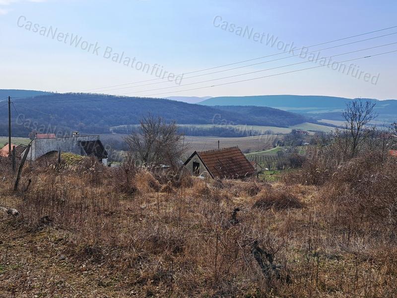 ÉPÍTHETŐ, TÁJPANORÁMÁS MEZŐGAZDASÁGI TERÜLET BALATONCSICSÓN