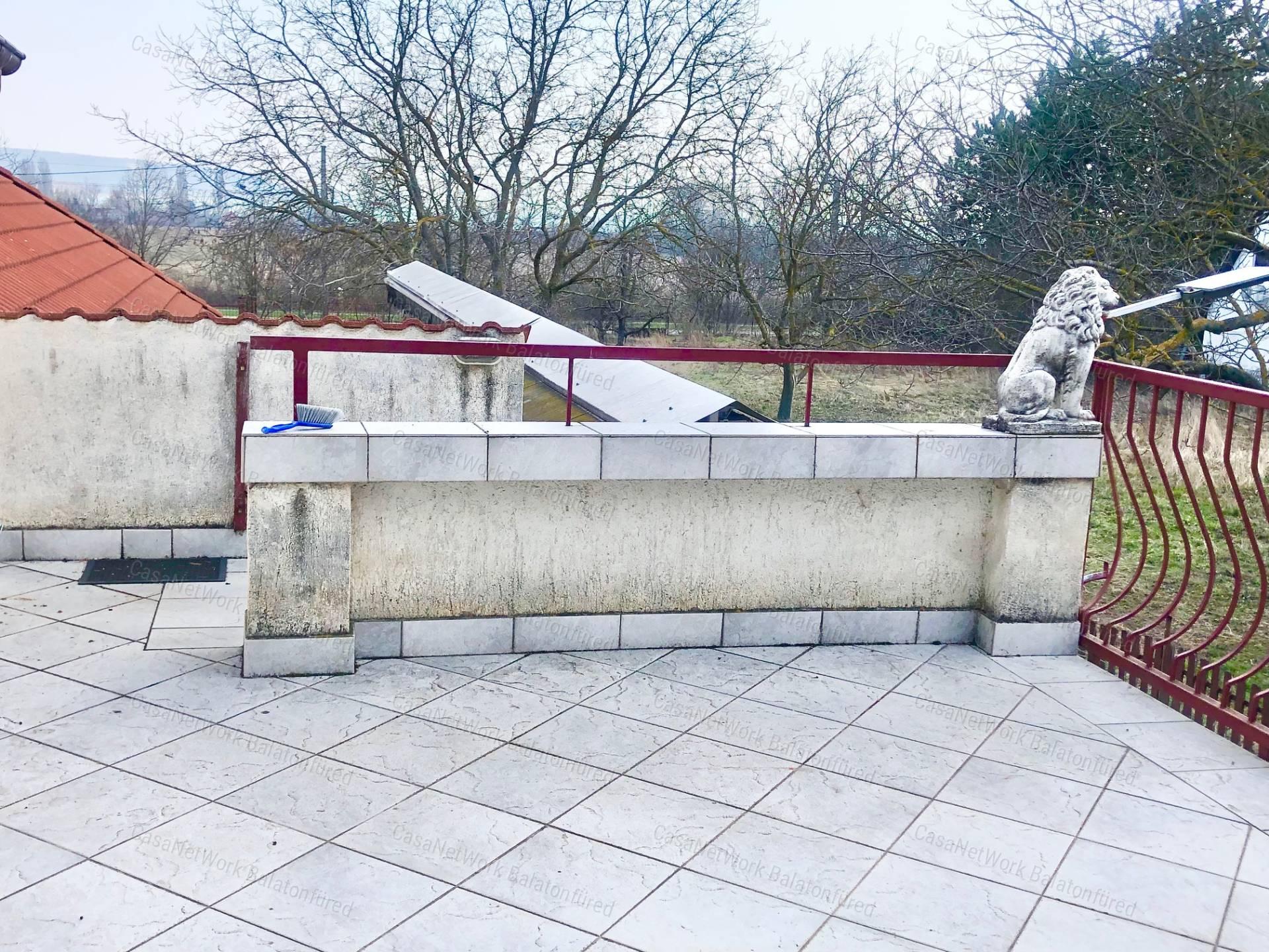 Részpanorámás Családi házát Balatonalmádi keleti kapujában