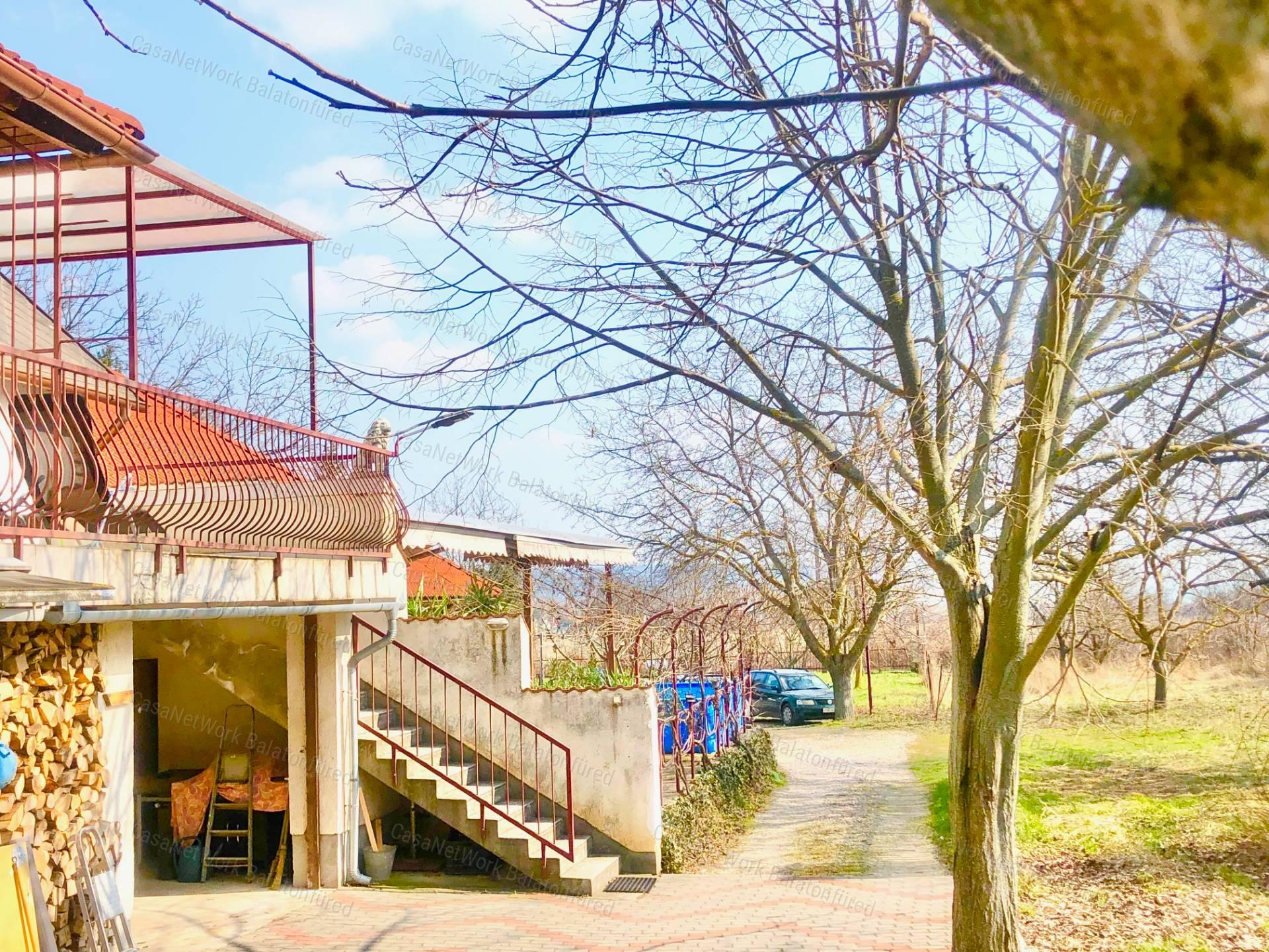 Részpanorámás Családi házát Balatonalmádi keleti kapujában