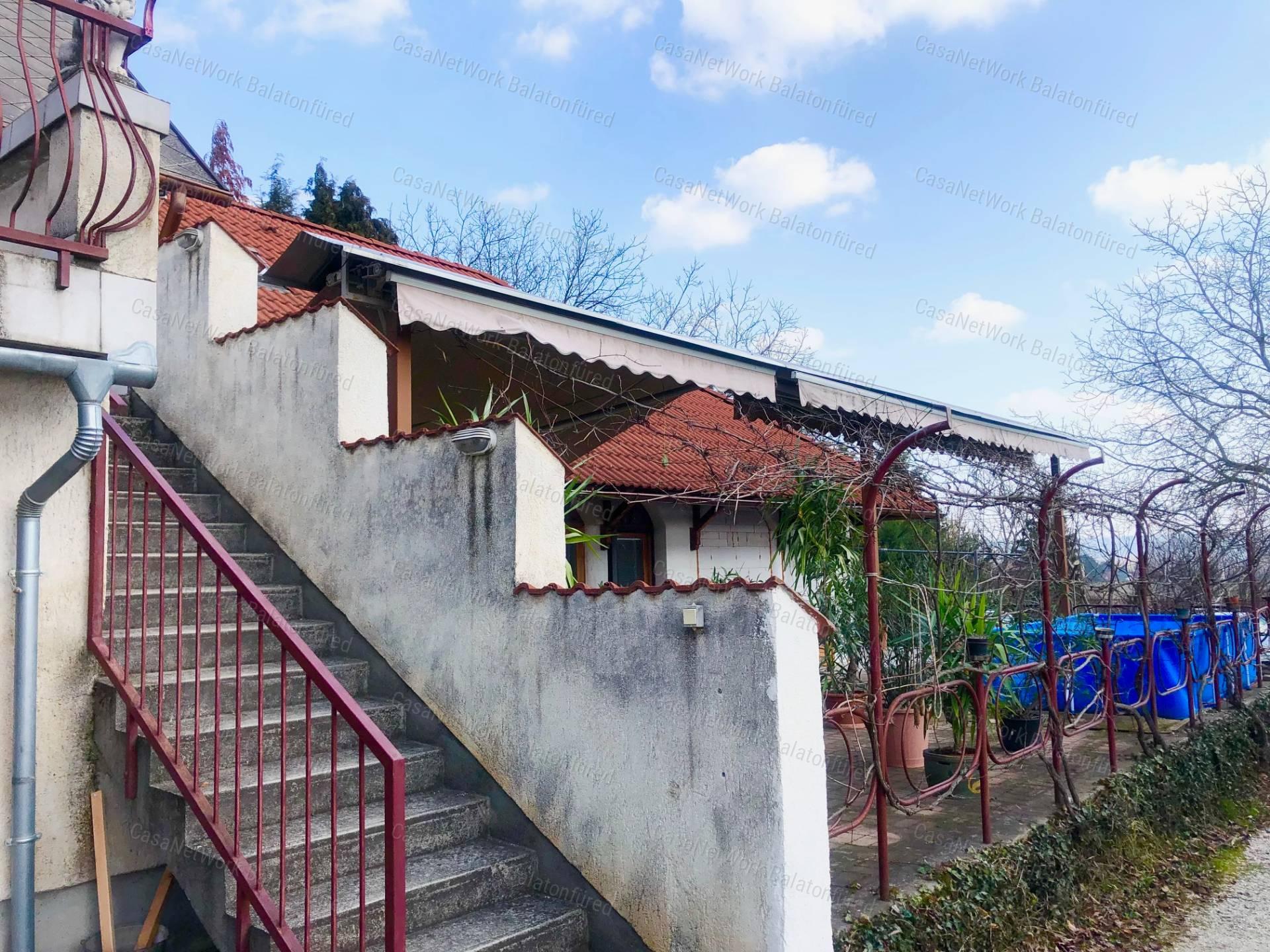 Balatonalmádiban téglaépítésű nyaraló lakás ELADÓ