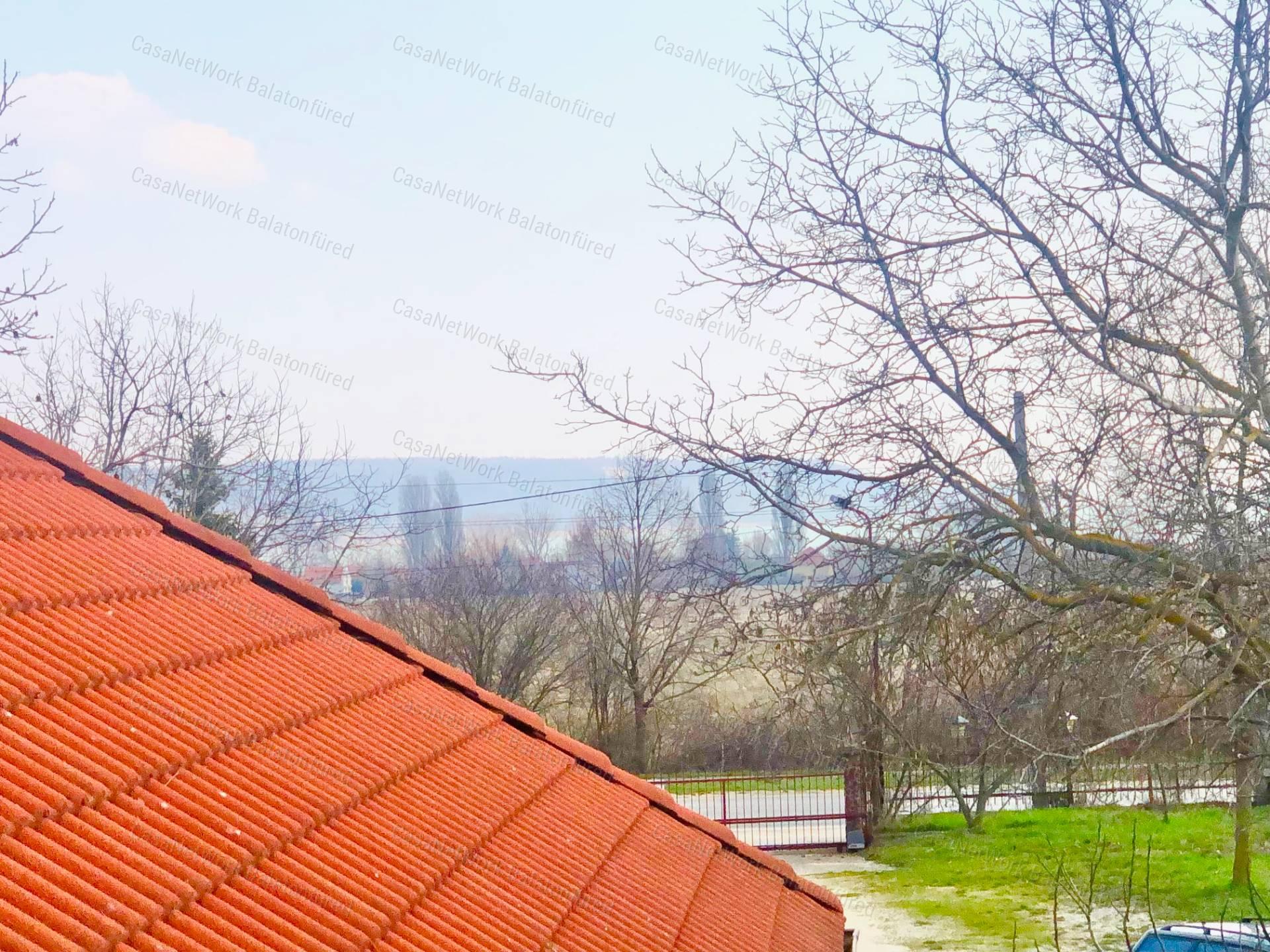 Balatonalmádiban téglaépítésű nyaraló lakás ELADÓ
