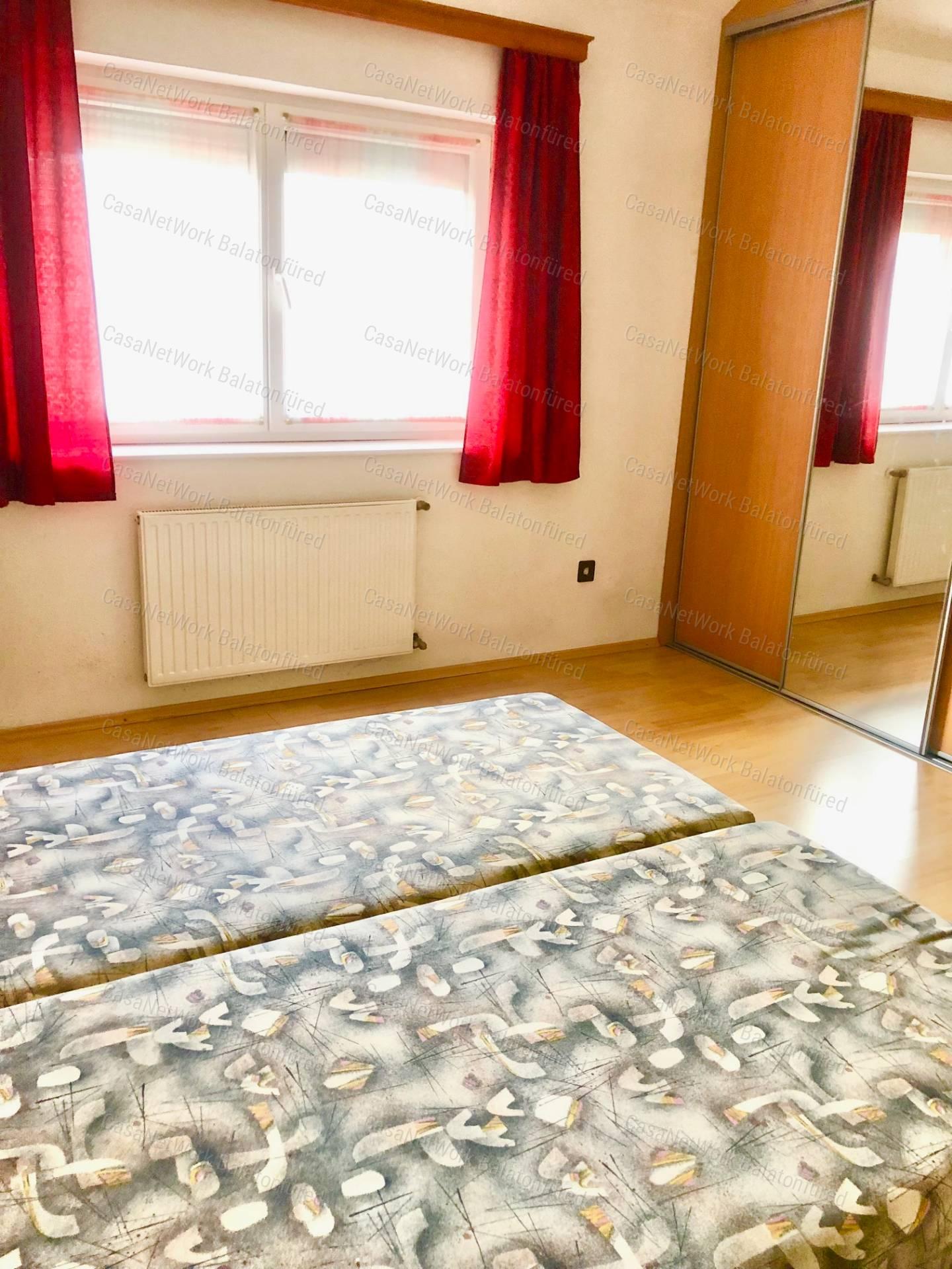 Balatonalmádiban téglaépítésű nyaraló lakás ELADÓ