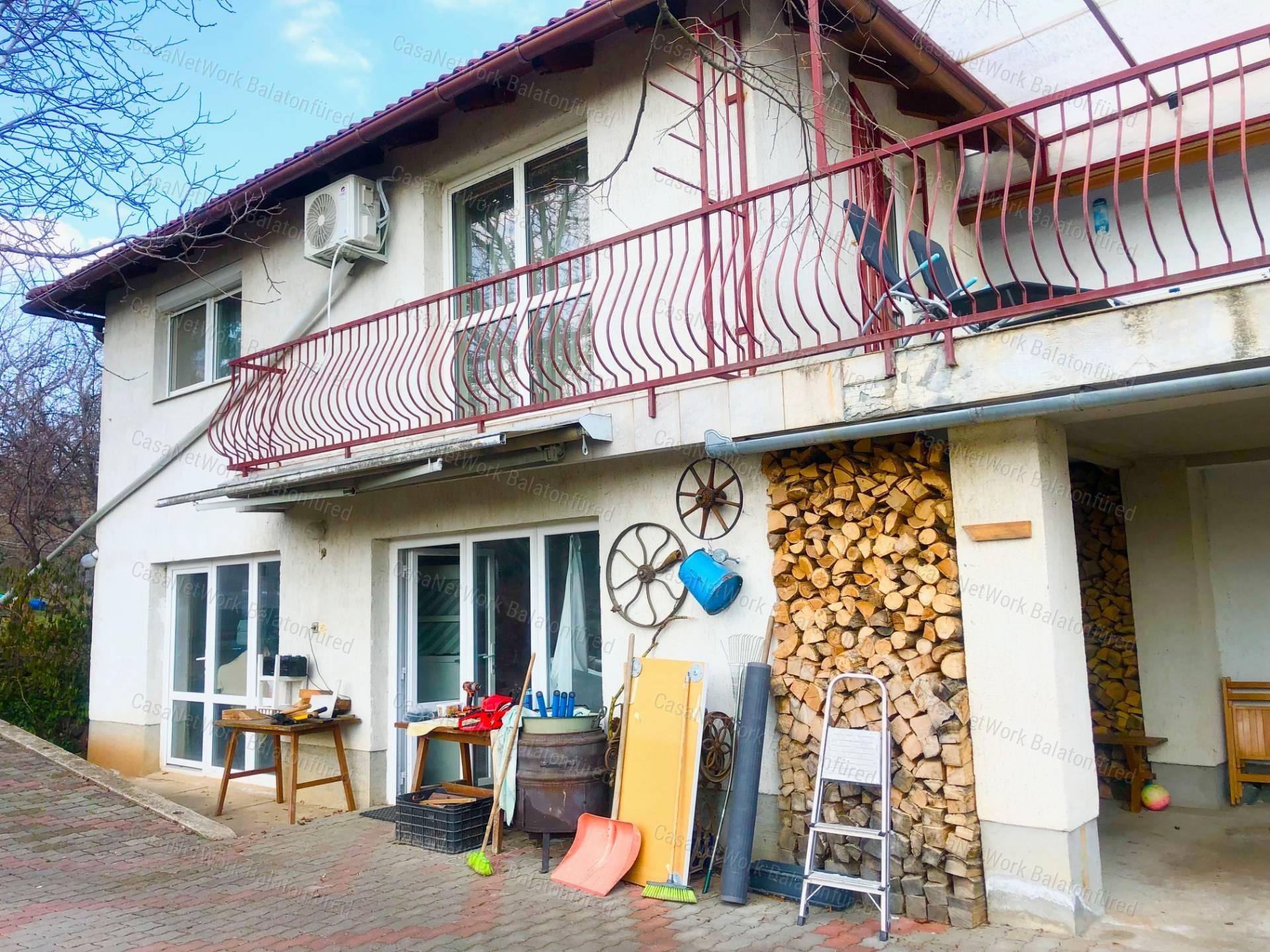 Balatonalmádiban téglaépítésű nyaraló lakás ELADÓ
